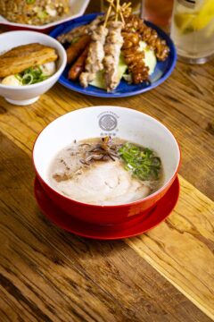 【福岡麺本2024-vol.13 作り手の人柄、郷土愛が染み出した“熟成豚骨”『福間ラーメン ろくでなし』