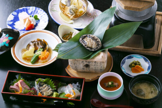 【ふくおかの魚フェア】地元で育ったアワビを味わい尽くすコースです【割烹旅館かねやす】