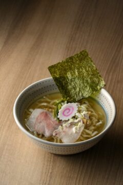 【福岡麺本2024-vol.13】福岡ラーメンに新風を吹き込む淡麗「白醤油」の中華そば『かわのそば』