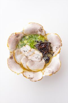 【福岡麺本2024-vol.13】糸島の美味を詰めた豚骨ラーメンが話題『糸島ラーメン  だぁ〜家』