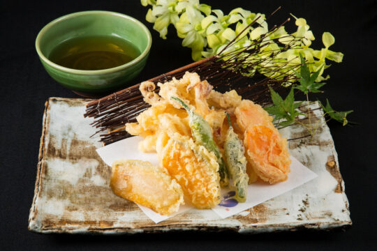 【HAKATA FISH PROJECT】イカと野菜の甘みを感じる天ぷら『玄海の活魚と糸島直送の食 博多居酒屋　どげん海』