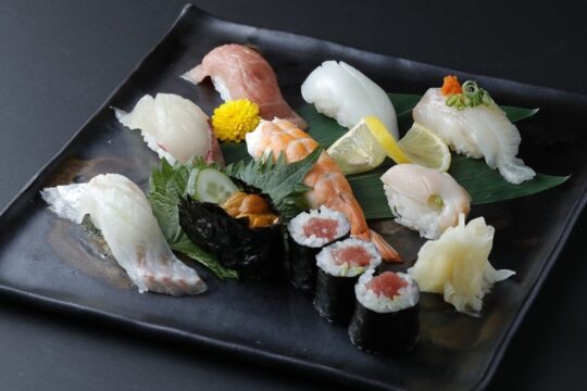 地物の魚介を渾身のにぎりで　<br>食膳 和んや　――『すしの都・北九州』