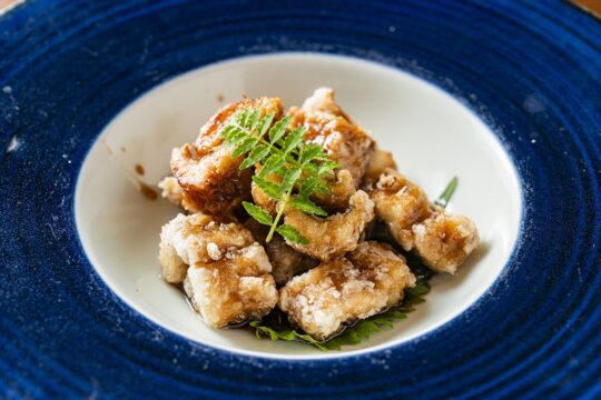 【博多×アナゴフェア】～常連お墨付きの一品！肉厚穴子は素揚げで魅力増～『おのころ五合』