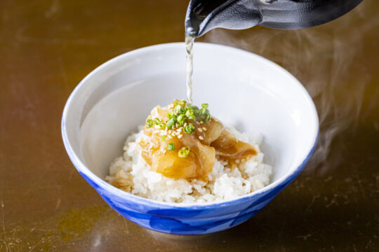 【博多×タイフェア】～茶漬け「だけ」では終わらない うまい鯛は3ステップで味わおう～『西の浦イカ活造り　波平』