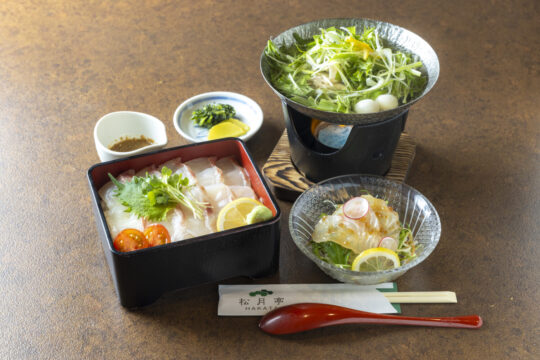 【ふくおかの魚フェア】丼、小鍋、サラダの<br>すべてに マダイを使ったタイ三昧の膳です<br>【海鮮処 松月亭 博多本店】