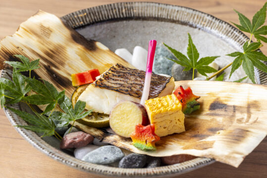 【博多×タイフェア】～鯛の経木包み焼き ～『どんぶり酒場　どんどん』