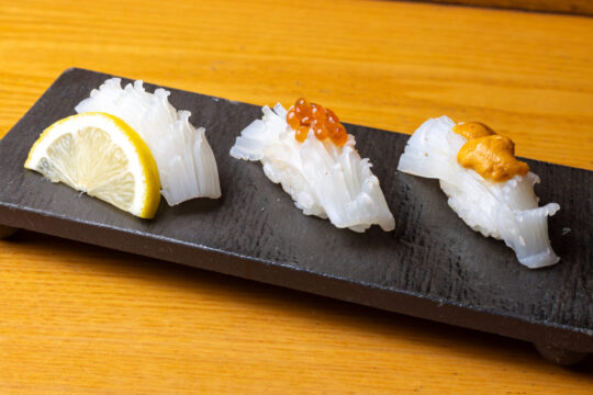 【ふくおかの魚フェア】イカの甘みを引き出す 3 貫の握りを食べ比べてください【海の見えるカウンター寿司 鮨屋台 岡垣総本店】