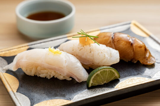 【博多×ブリ・クエフェア】～天然本クエの<br>味わいを生・炙り・漬けで食べ比べ！～<br>『博多割烹 流れ鮨 海進丸』