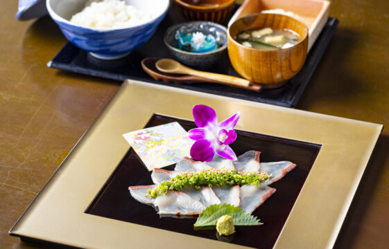 【博多×ブリ・クエフェア】～ここでしか食べられないごまぶり 味の決め手は濃厚ダレにあり～『西の浦イカ活造り 波平』