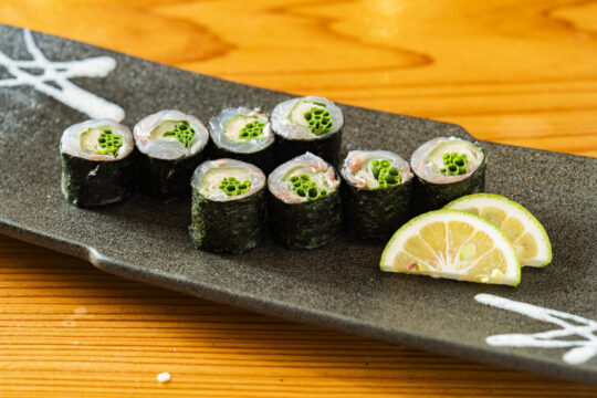 【ふくおかの魚フェア】爽やかな薬味とマダイの競演 魚料理の幅広さを知れる一皿【鯛のガリ巻き】