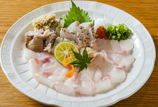 【博多×ブリ・クエフェア】～薄造りと炙り刺しクエを味わい尽くすなら、ここ！～『とんこや今泉店』