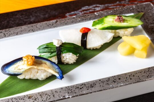 【ふくおかさん家のうまかもん】熟練の寿司職人が福岡の野菜を極上にぎりに変える『寿司 銀明翠 博多』～Produce of Fukuoka City～