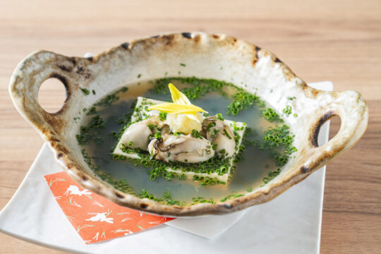 【博多×牡蠣フェア】～旨味満点のスープに浮かぶ 牡蠣の身と豆腐を一緒に食べる幸せ～<br>『どんぶり酒場 どんどん』