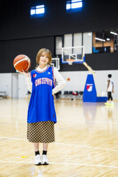 【2月号告知&試合チケットプレゼント】HKT48・地頭江音々さんが注目するライジングゼファー福岡の観戦チケットをペア10組にプレゼント！