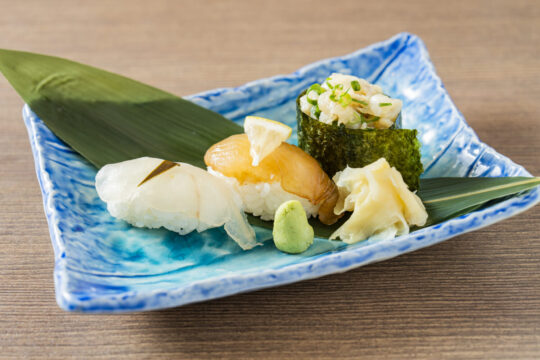 【博多×ひらめフェア】～軍艦、醤油漬け、昆布締め、どれから食べる？ 旬のひらめを全方位から味わう～<br>『どんぶり居酒屋喜水丸 天神店』