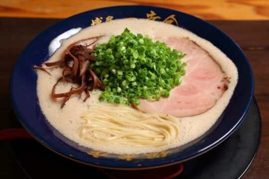 【ふくおかさん家のうまかもん】豚骨ラーメンと共に 風味が豊かな青ネギも 博多から世界へ～Produce of Fukuoka City～