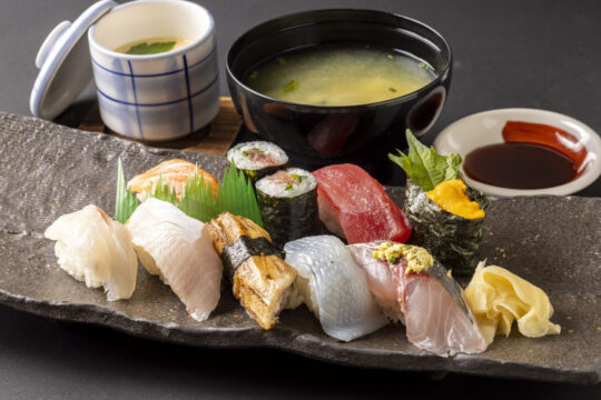 【ふくおかの魚フェア】<br>玄界灘で育ったアジなど<br>福岡の地魚を中心にしたにぎりです<br>【すし割烹かじ】