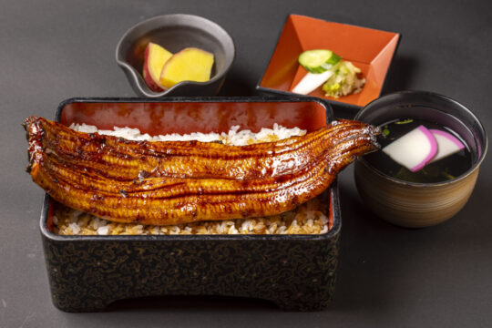 【ふくおかの魚フェア】<br>ウナギが1尾のった<br>豪快で贅沢なうな重です<br>【うなぎ　徳】