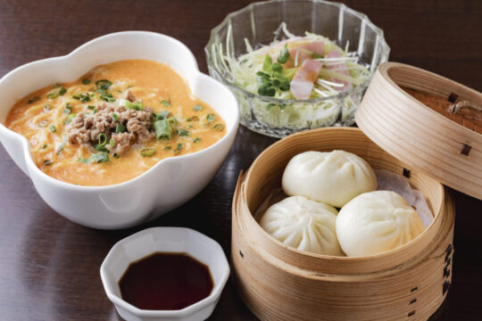 【美味しいKasuya】<br>上海出身の店主が手づくり<br>肉まん付きのランチを堪能<br>【魅稲豊 フイユ】
