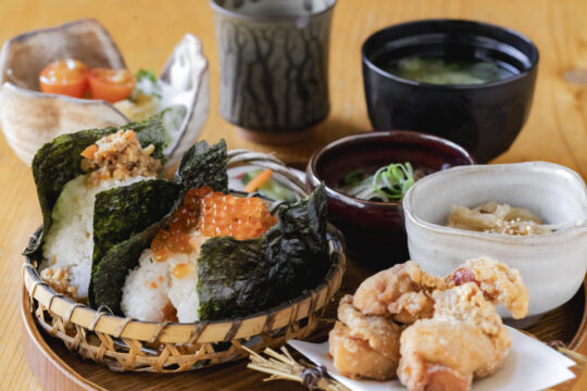 【美味しいKasuya】<br>ゆかりのある素材を取り入れた<br> “ごちそうおにぎり”が大人気<br>【おにぎりカフェ　おむすびころりん】
