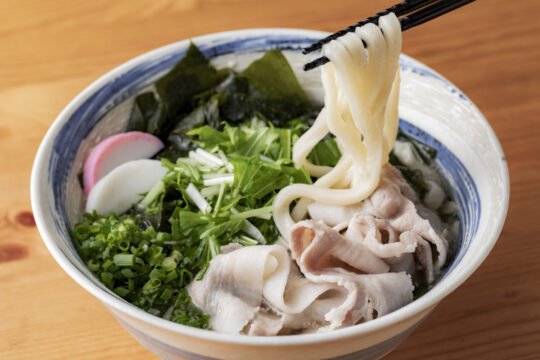 【美味しいKasuya】<br>天然出汁と自家製麺が自慢<br>賞味期限30分の讃岐うどん<br>【うどん繊月】