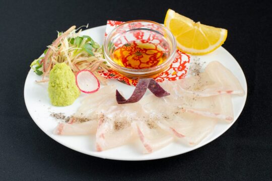【ふくおかの魚フェア】<br>燻製した特製の塩が<br>マダイの旨味を引き立てます<br>【炙り炉端　山尾　博多駅前】
