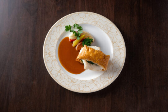 【ふくおかの魚フェア】<br>冬のひらめのワイン蒸し<br>濃厚ソースとパイで<br>【洋食ビストロ　むろ屋】