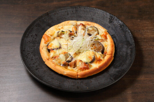 【ふくおかさん家のうまかもん】甘い照り焼きソースが ナスと白ネギにも合う シンプルな和風ピザ～Produce of Fukuoka City～