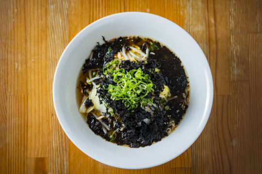 【ふくおかの魚フェア】<br>清湯ベースの醤油スープに<br>『福岡有明のり』が合うんです<br>【担々麺や　パンダ亭】
