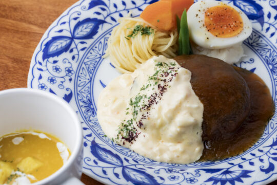【美味しいKasuya】<br>お店自慢のふわふわハンバーグ<br>お好きなソースで召し上がれ<br>【料理店 HAYASHI】