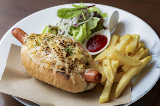 【美味しいKasuya】<br>ボリューム満点のホットドッグと<br>気まぐれなランチがお待ちかね<br>【otonari coffee & craft beer】