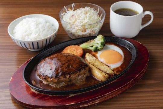 【美味しいKasuya】<br>駅から徒歩2 分で味わえる<br>肉汁たっぷりハンバーグ<br>【ハンバーグマフィア】