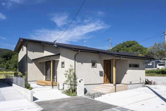大きな吹き抜けに映画鑑賞も楽しめる広々ロフト！楽しいが詰まった35坪の平屋｜想創舎（朝倉市）