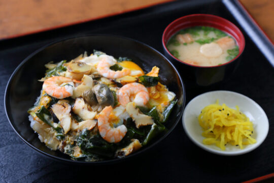 【ふくおかさん家のうまかもん】やわらかく茹でたサザエと ミネラル豊富なワカメの 磯の香り漂う丼～Produce of Fukuoka City～