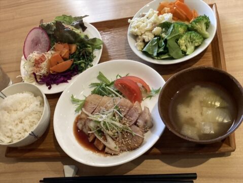 【福岡ニューオープン】新鮮な野菜ビュッフェのヘルシーランチ！平日でも行列ができる『ファーマーズレストランはなや』