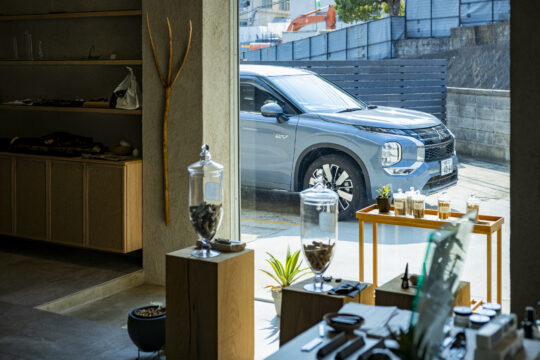 【九州三菱自動車】（Car Life vol. 187）こだわりの珈琲とケーキに癒される、住宅会社がつくったくつろぎカフェ。