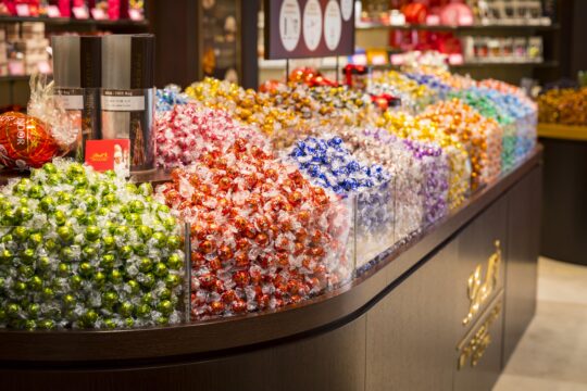 スイス発のチョコレートブランド〈リンツ〉の国内101店舗目が博多駅『アミュエスト』にオープン！