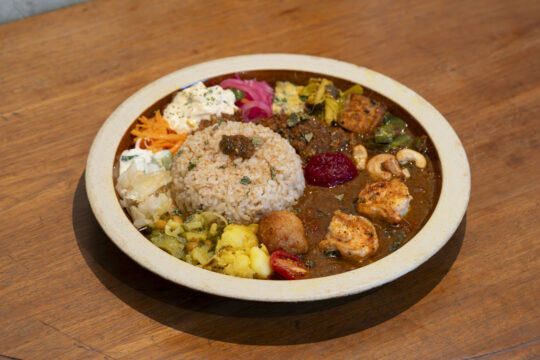 【個性豊かなカレー】たくさんの野菜とスパイスを使ったデトックスのひと皿｜咖喱 時々 珈琲 ナミヒラ