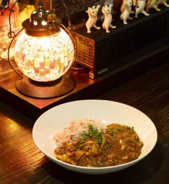 【個性豊かなカレー】ごはんにもアテにもなる特製の『うまいカレー』｜Jirka（ジルカ）