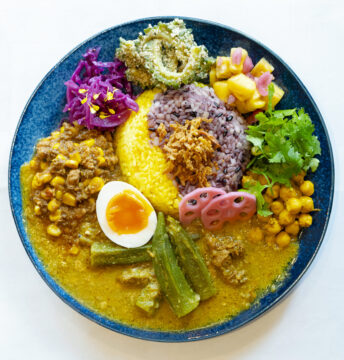 【最強のあいがけカレーを探せ！】イタリアンシェフが贈る、季節のカリープレート｜石村カリー
