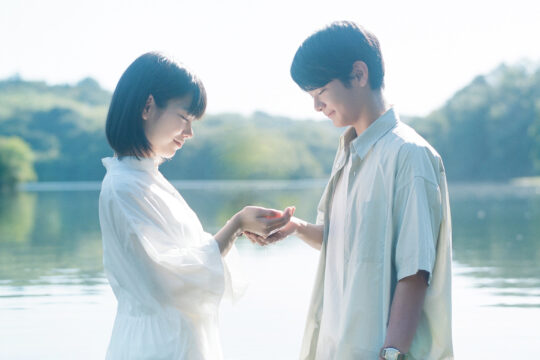 【映画試写会の招待状プレゼント!!】「令和イチ泣ける」と話題沸騰の純愛小説を実写映画化！『ストロベリームーン 余命半年の恋』10月17日（金）公開