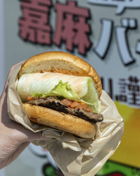 【FUKUOKA、真ん中旅。】国産牛100％のパテと、シャキシャキのレタスが主役の衝撃ハンバーガー！「Cafe YUI」