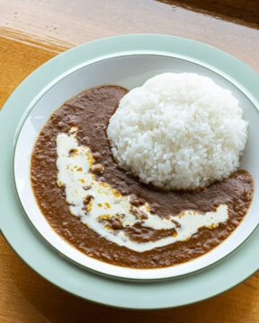 【FUKUOKA、真ん中旅。】絶品欧風カレーの隠し味は、 嘉麻市生まれの“アレ”でした 「くがやCafe」