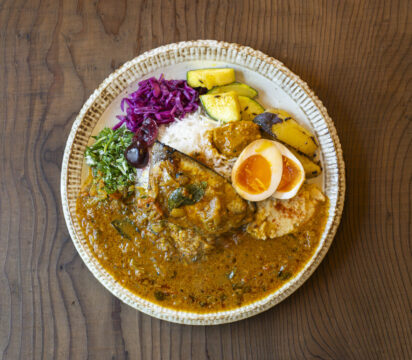 【この夏食べたい10皿】日々実直にカレーに向き合うまいこさんの人柄を感じる創作スパイスカレー｜まいこのカレー