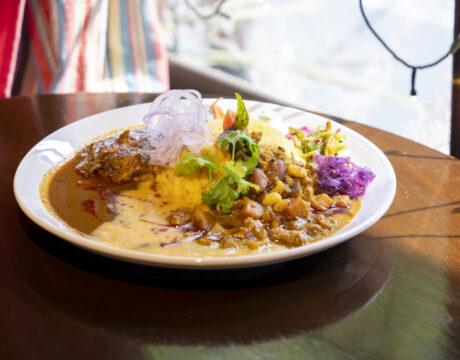 【この夏食べたい10皿】スパイスの匠による魔法のひと皿　全身の細胞が目覚めるカレー｜回 Kai