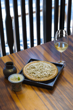 【蕎麦 ｘ ワイン】石臼挽きの香り高い蕎麦と フルーティなワインの出合いに陶酔  『赤坂けやき通りむらた』|　中央区赤坂