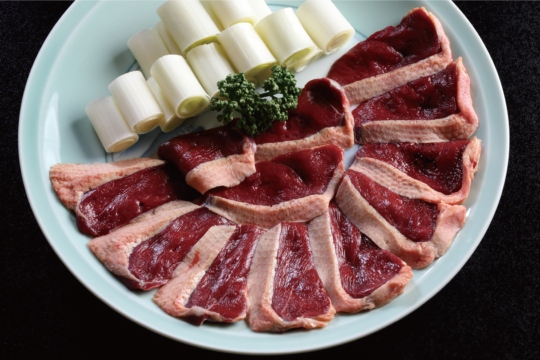 【福岡肉本2025】秋から冬にかけての愉しみ 野趣と滋味溢れる天然鴨『さとう別荘』｜小郡市