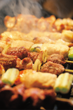 【福岡肉本2025】ボリューム満点のネタは旨味たっぷりジューシー『焼き鳥 八どり』｜博多区祇園町