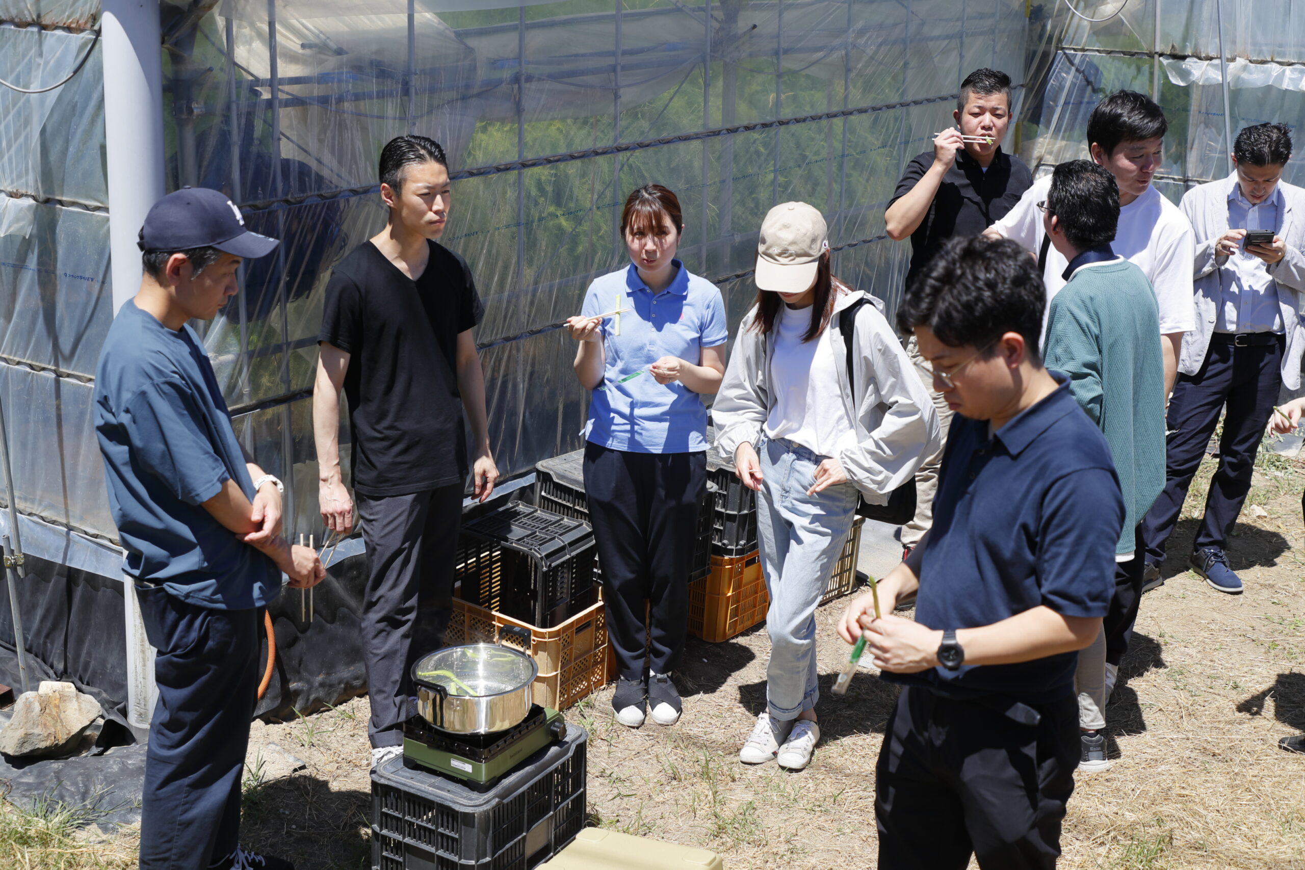 特別にコンロと鍋を持ち込み、朝採れのアスパラガスを試食