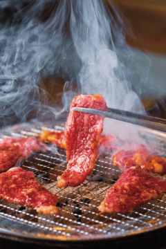 【福岡肉本2025】新鮮、切りたてを炭火で焼いて食す『七輪焼肉 ばかとあほ』